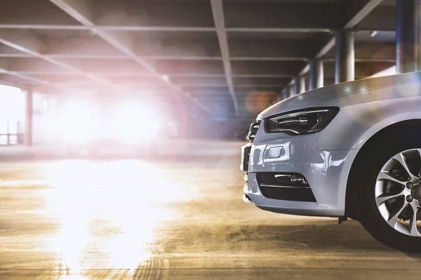 Araba Araba Park tarafından hareketli arka plan üzerinde yarısı ön