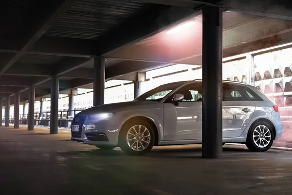 Kiev / Ukrayna - 04.11.18: beyaz araba Audi A3 hatchback Park Alışveriş Merkezi çok düzeyli otopark