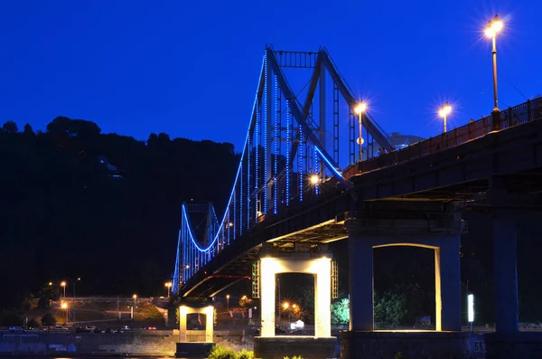 Voetgangers Brug Bij Nacht Stockafbeelding