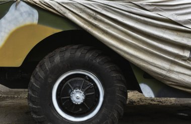 zırhlı personel taşıyıcı (Zsa) bir branda ile kaplı