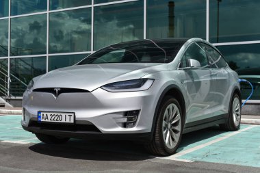 Kiev / Ukrayna - 05.19.18: Tesla Model X yakınındaki iş merkezi ile şarj