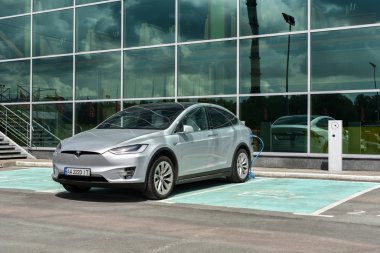 Kiev / Ukrayna - 05.19.18: şarj istasyonu olarak Tesla Model X