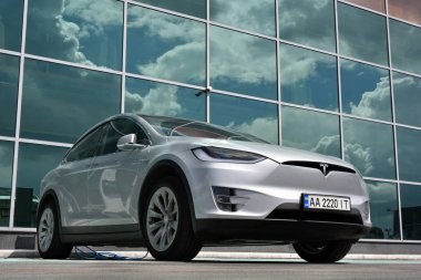 Kiev / Ukrayna - 05.19.18: Tesla Model X üzerinde park edilmiş iş merkezi Park