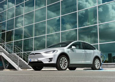 Kiev / Ukrayna - 05.19.18: Tesla Model X şarj şarj istasyonu üzerinde