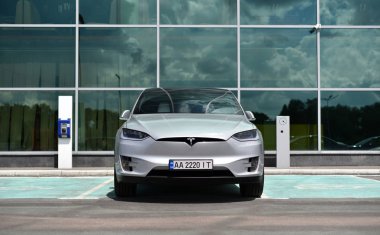 Kiev / Ukrayna - 05.19.18: Park şarj istasyonu ile Tesla Model X