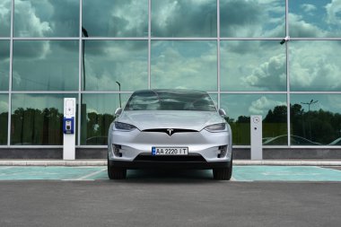 Kiev / Ukrayna - 05.19.18: Park şarj istasyonu ile Tesla Model X