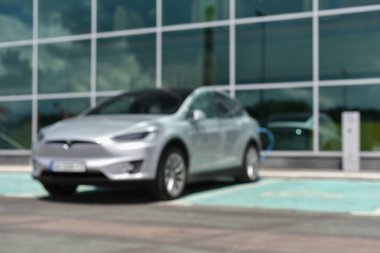 Elektrikli araba bulanık arka planda şarj üzerinde Suv