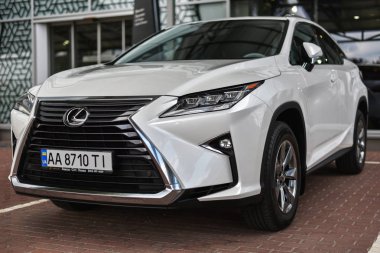 Kiev / Ukrayna - 05.19.18: Lexus Rx300 Bayi Merkezi Toyota ile yakınındaki Park