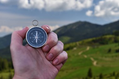 arka plan dağların yandan pusula