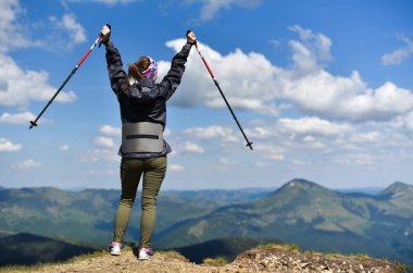 Dağ tepe üzerinde kadın uzun yürüyüşe çıkan kimse