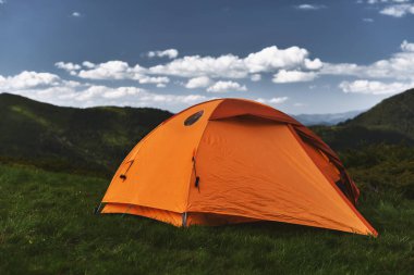 turuncu hiking çadır Dağları