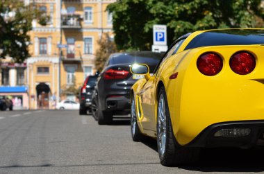 kuyruk sokakta park edilmiş araç hızı