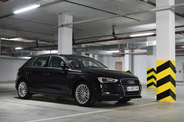 Kiev / Ukrayna - 04.16.18: araba Audi A3 hatchback Park apartments yer altı otoparkı üzerinde