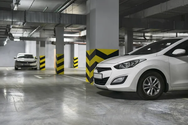 Beyaz arabalar üzerinde yer altı otoparkı Park. HDR fotoğraf