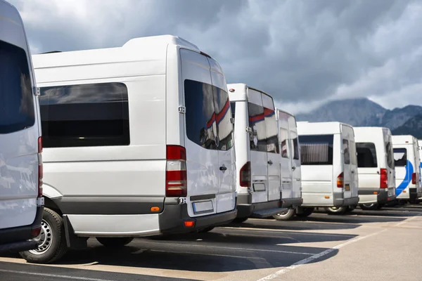 Autobusów Van Wiersz Zaparkowany Parkingu Montains — Zdjęcie stockowe