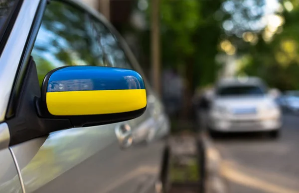 Автомобильное Зеркало Цветах Украинского Флага — стоковое фото