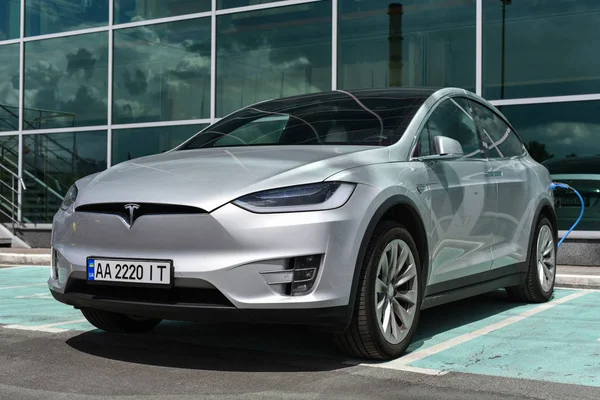 Kiev Ucrânia Tesla Modelo Cobrando Perto Com Centro Negócios — Fotografia de Stock