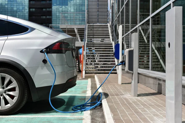 電気自動車充電ステーションで — ストック写真