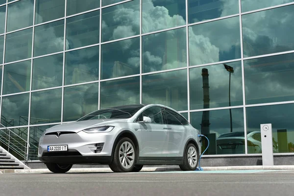 Kiev / Ukrayna - 05.19.18: şarj istasyonu olarak Tesla Model X