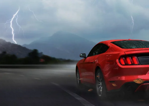 Kırmızı spor araba sürücü fırtına gece dağ karayolu üzerinde