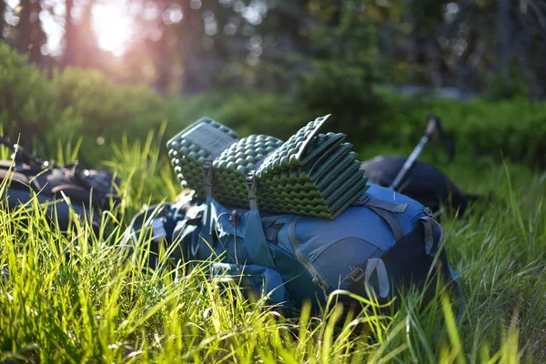 Mochila Turística Sobre Hierba Noche Montañas Bosque — Foto de Stock