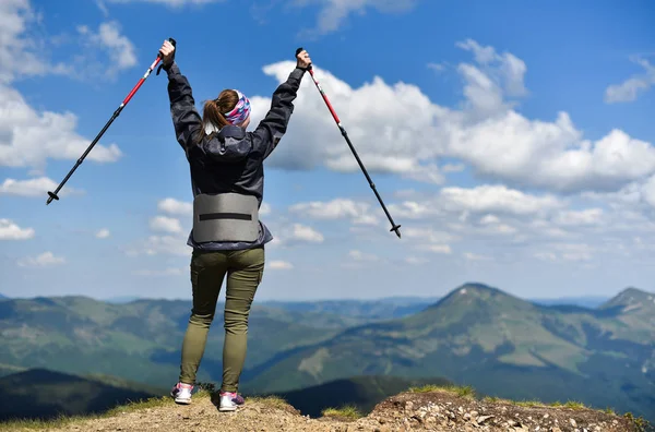 Dağ tepe üzerinde kadın uzun yürüyüşe çıkan kimse