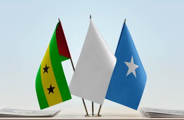 STP, Somali ve beyaz bayrak kağıtların yanında.