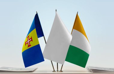 Madeira Fildişi Sahilleri ve beyaz bayraklar kağıtlarla ayakta