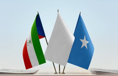 Ekvator Ginesi Somali ve beyaz bayraklar kağıtlarla beklemede.