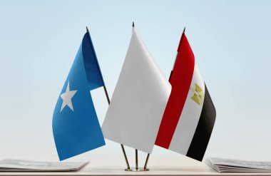 Somali, Mısır ve beyaz bayrak kağıtlarla ayakta