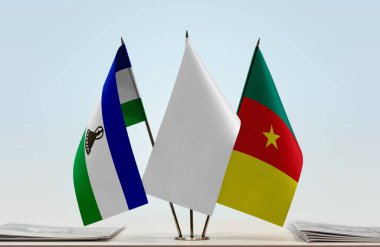 Lesotho Kamerun ve beyaz bayraklar kağıtların yanında.