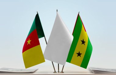 Kamerun Sao Tome ve Principe ve evraklarla birlikte beyaz bayraklar.