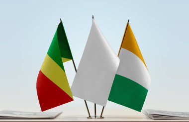  Beyaz bayraklar ve kağıtlar.  