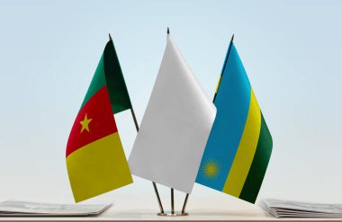 Kamerun Ruanda ve beyaz bayraklar tezgahta.