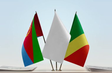 Eritre Kongo Cumhuriyeti ve beyaz bayraklar evraklarla birlikte beklemede