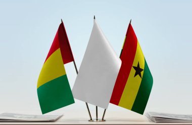 Gine Gana ve beyaz bayraklar kağıtlarla ayakta duruyor