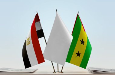 Mısır Sao Tome, Principe ve evraklarla birlikte beyaz bayraklar