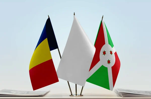 Τσαντ Μπουρούντι Και Λευκές Σημαίες Στο Τραπέζι Εφημερίδες — Φωτογραφία Αρχείου