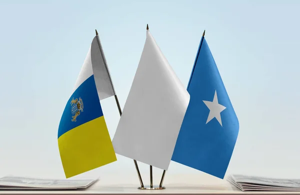 Îles Canaries Somalie Drapeaux Blancs Sur Stand Avec Des Papiers — Photo