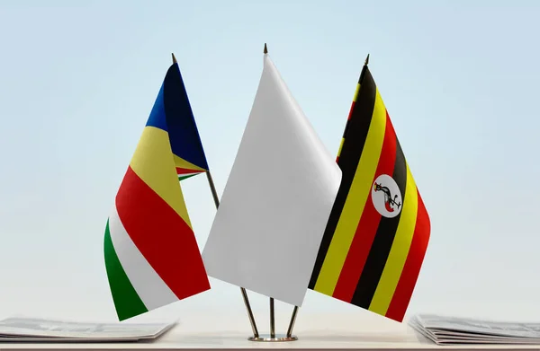 Seychellerna Uganda Och Vit Flagga Monter Med Papper — Stockfoto