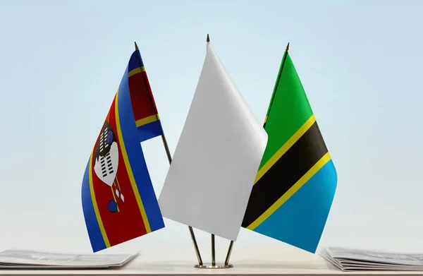 Swaziland Tanzania Och Vit Flagga Monter Med Papper — Stockfoto