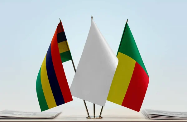 Mauritius Benin Och Vita Flaggor Monter Med Papper — Stockfoto
