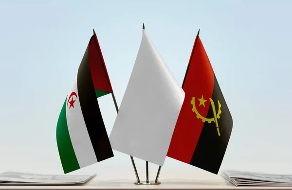 Sadr Ангола Белый Флаг Стенде Бумагами — стоковое фото