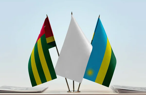 Togo Rwanda Och Vit Flagga Monter Med Papper — Stockfoto