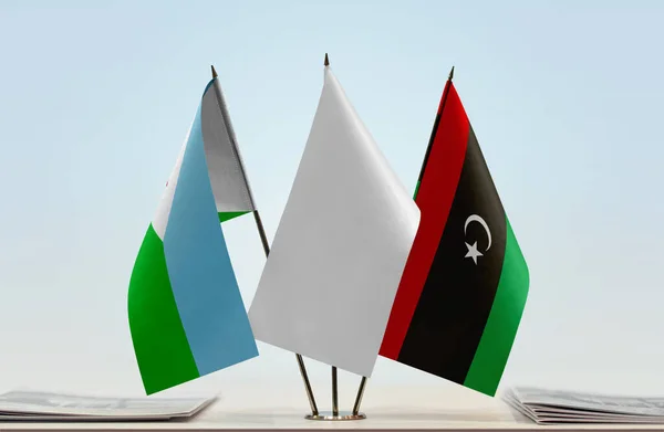Джибути Ливия Белые Флаги Стенде Газетами Столе — стоковое фото
