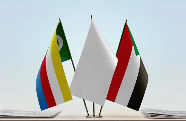 Коморские Острова Судан Белые Флаги Стенде Газетами Столе — стоковое фото