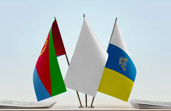 Ilhas Canárias Eritreia Bandeiras Brancas Stand Com Papéis — Fotografia de Stock