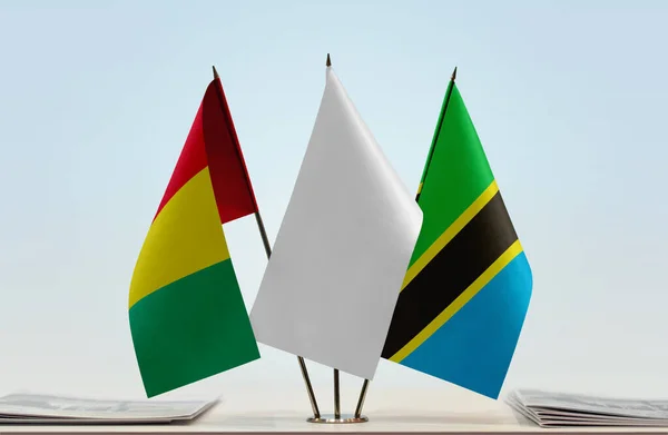 Guinea Tanzania Och Vita Flaggor Monter Med Papper — Stockfoto