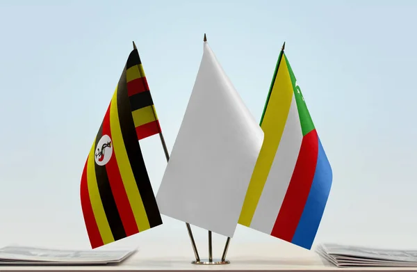 Ouganda Comores Drapeau Blanc Sur Stand Avec Des Papiers — Photo