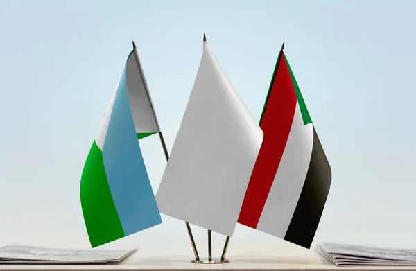 Джибути Судан Белые Флаги Стенде Газетами Столе — стоковое фото